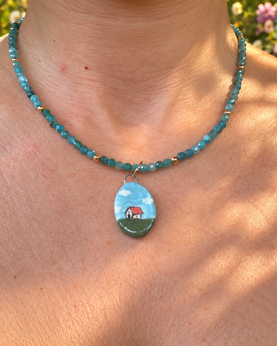 Collana azzurra in pietra naturale con ciondolo paesaggio fatto a mano
