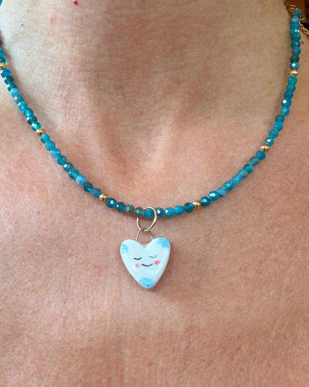 Collana azzurra con cuore, faccina e nuvolette fatta a mano