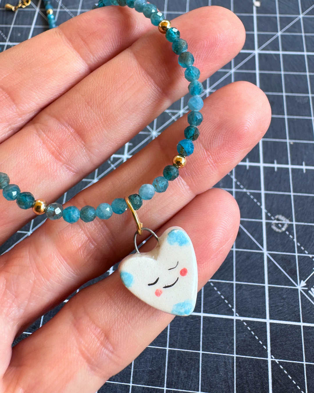 Dettaglio del cuore con faccina e nuvolette