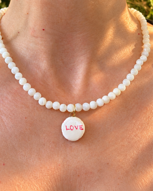 Collana in pietra naturale bianca con ciondolo LOVE fatto a mano
