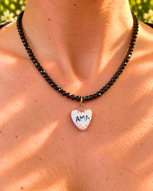 Collana in ossidiana con cuore bianco AMA fatta a mano
