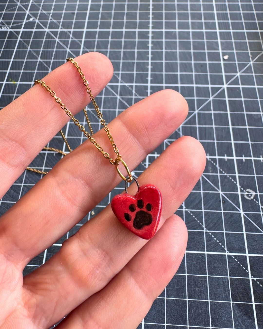 Collana con ciondolo a cuore e zampina, acciaio dorato, fatta a mano