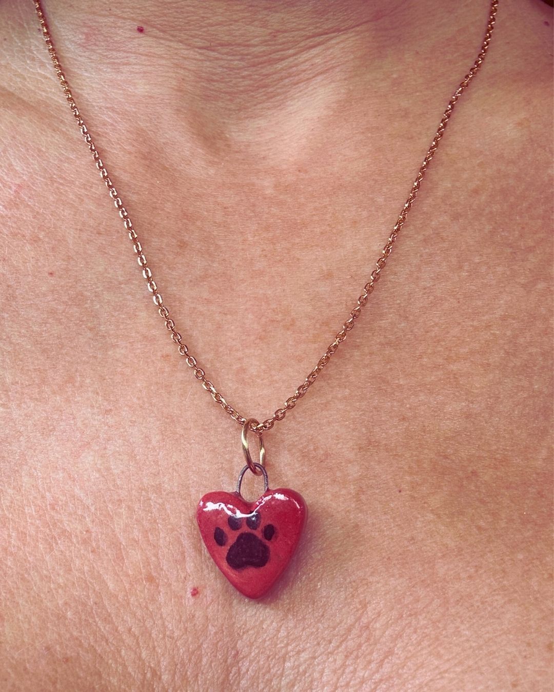 Dettaglio del ciondolo a cuore con zampina della collana fatta a mano