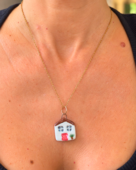 Collana dorata con casetta finestre grandi e porta rossa fatta a mano