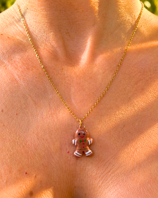 Collana dorata con omino di pan di zenzero scuro fatto a mano