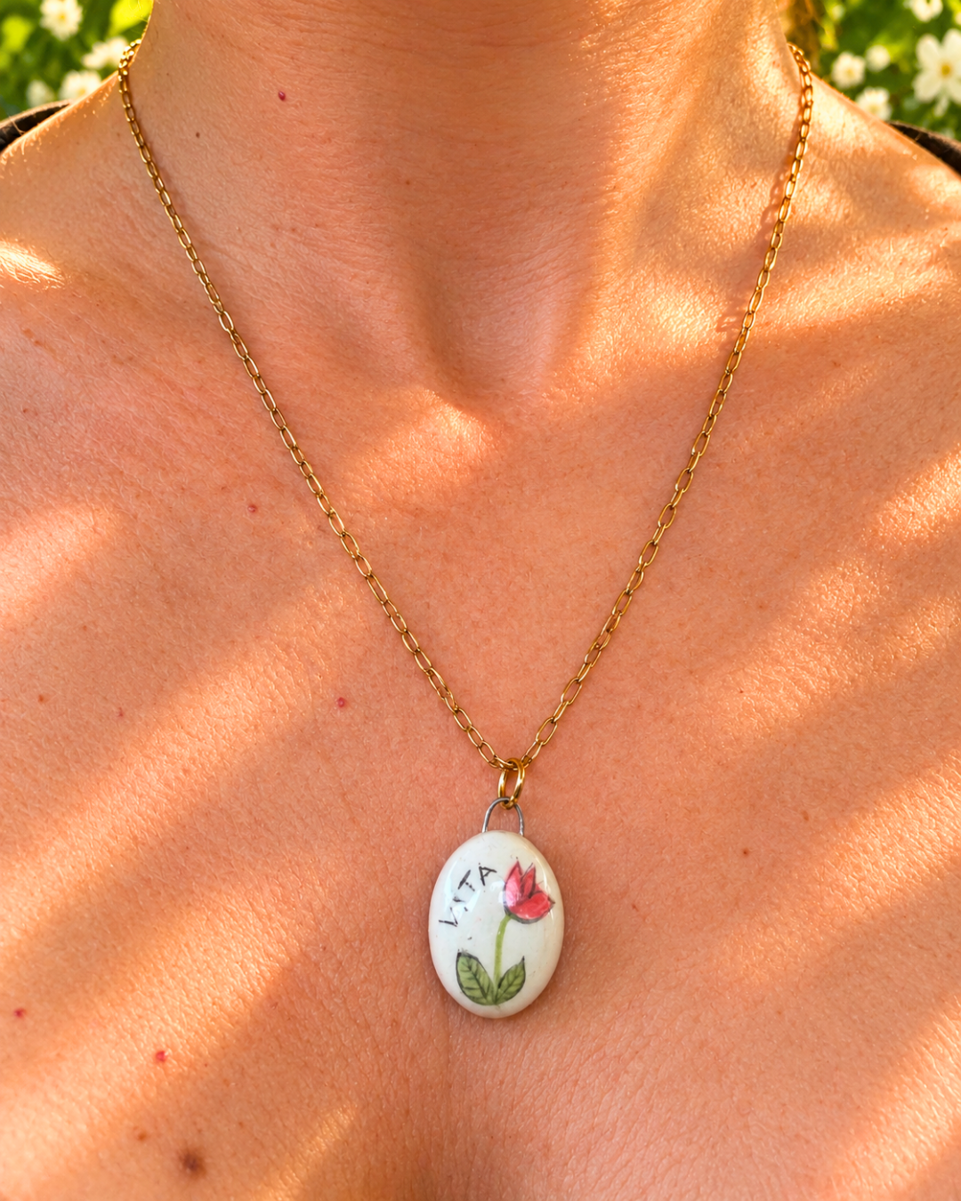 Collana dorata con ciondolo con rosa e scritta VITA fatta a mano