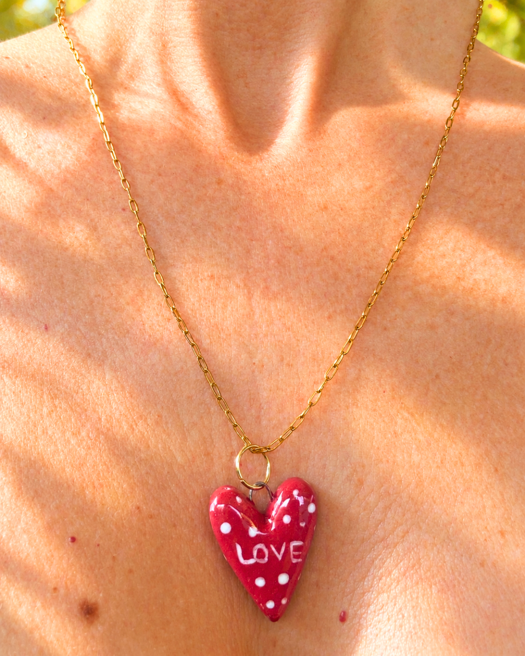 Collana dorata con cuore rosso a pois LOVE fatta a mano