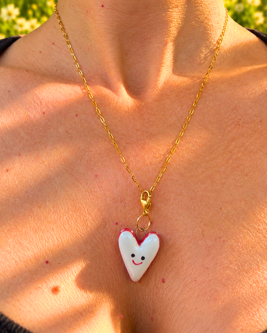 Collana dorata con cuore con faccina bianco e rosso fatta a mano