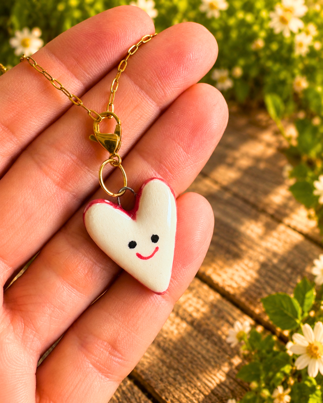 Dettaglio del ciondolo a cuore bianco e rosso