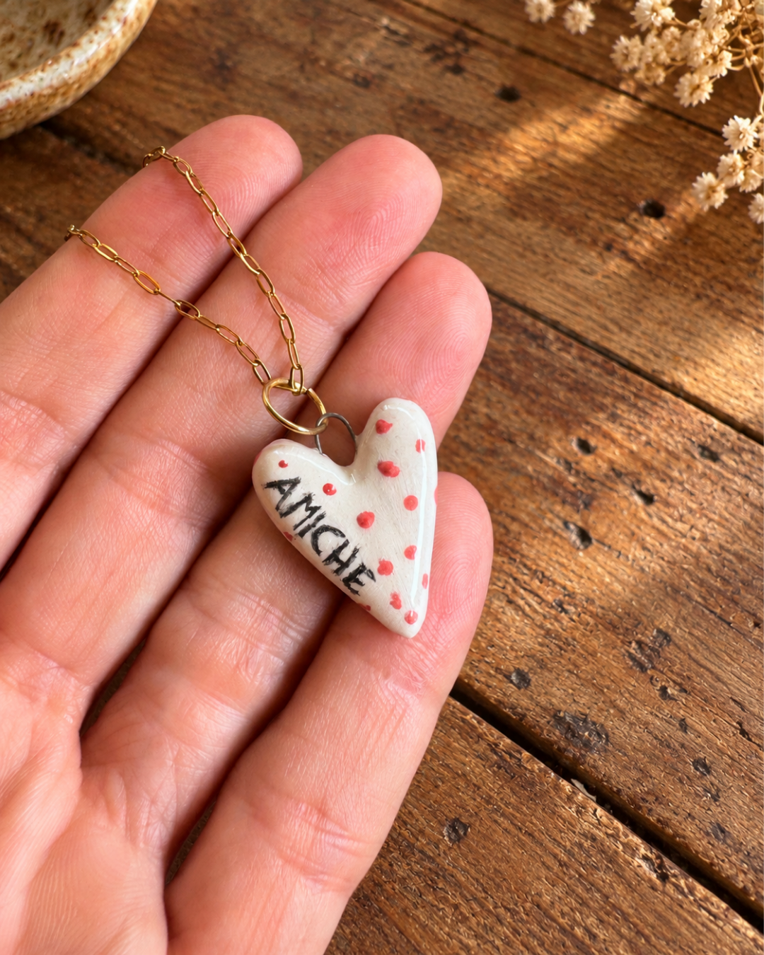 Dettaglio del ciondolo a cuore AMICHE