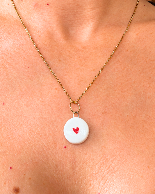 Collana dorata con ciondolo tondo con cuore fatto a mano