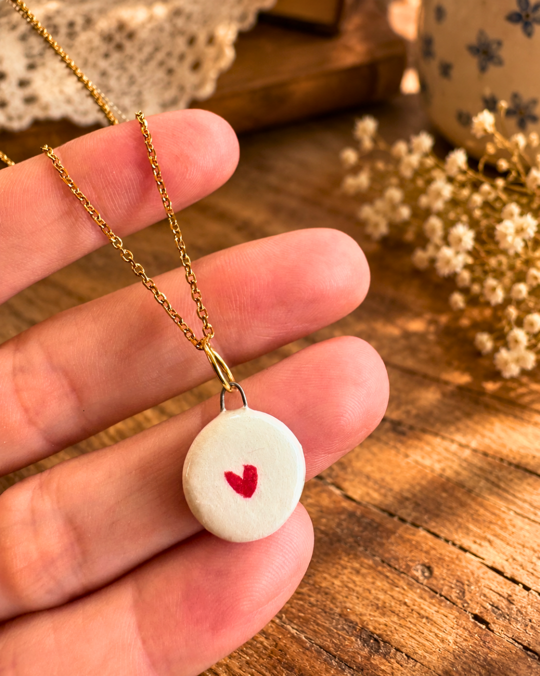 Dettaglio del ciondolo tondo con cuore