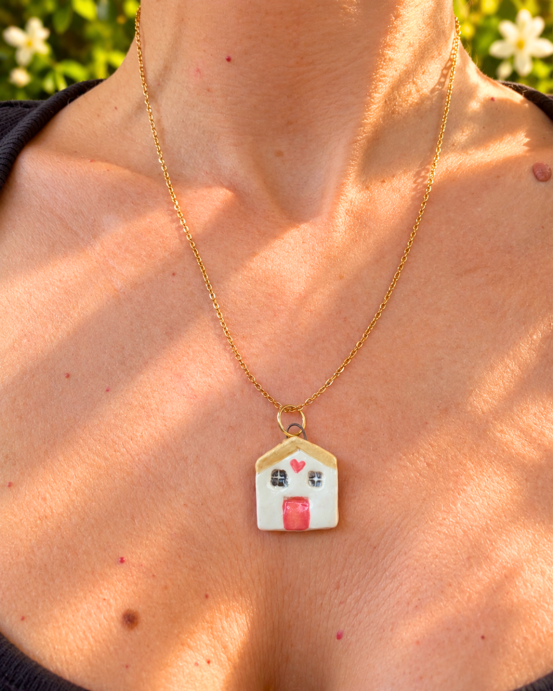 Collana dorata con casetta beige fatta a mano