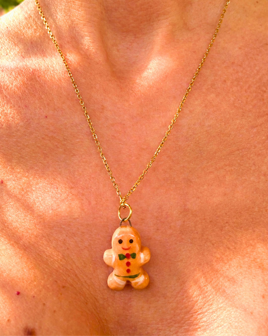 Collana dorata con omino di pan di zenzero chiaro fatto a mano
