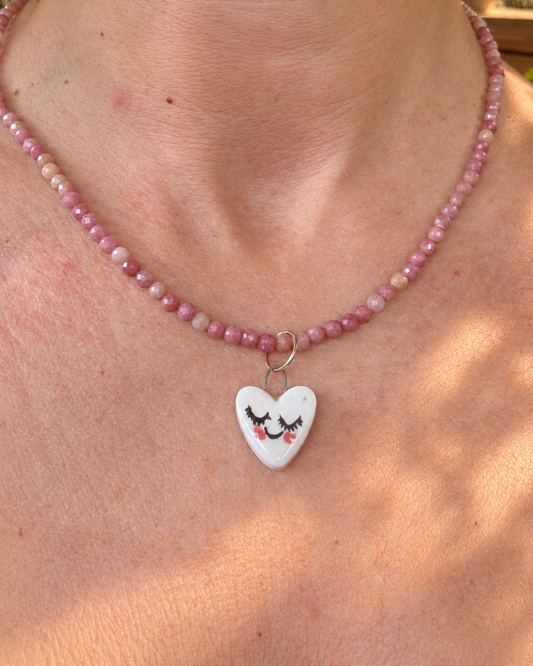 Collana in rhodonite con cuore sorridente fatta a mano
