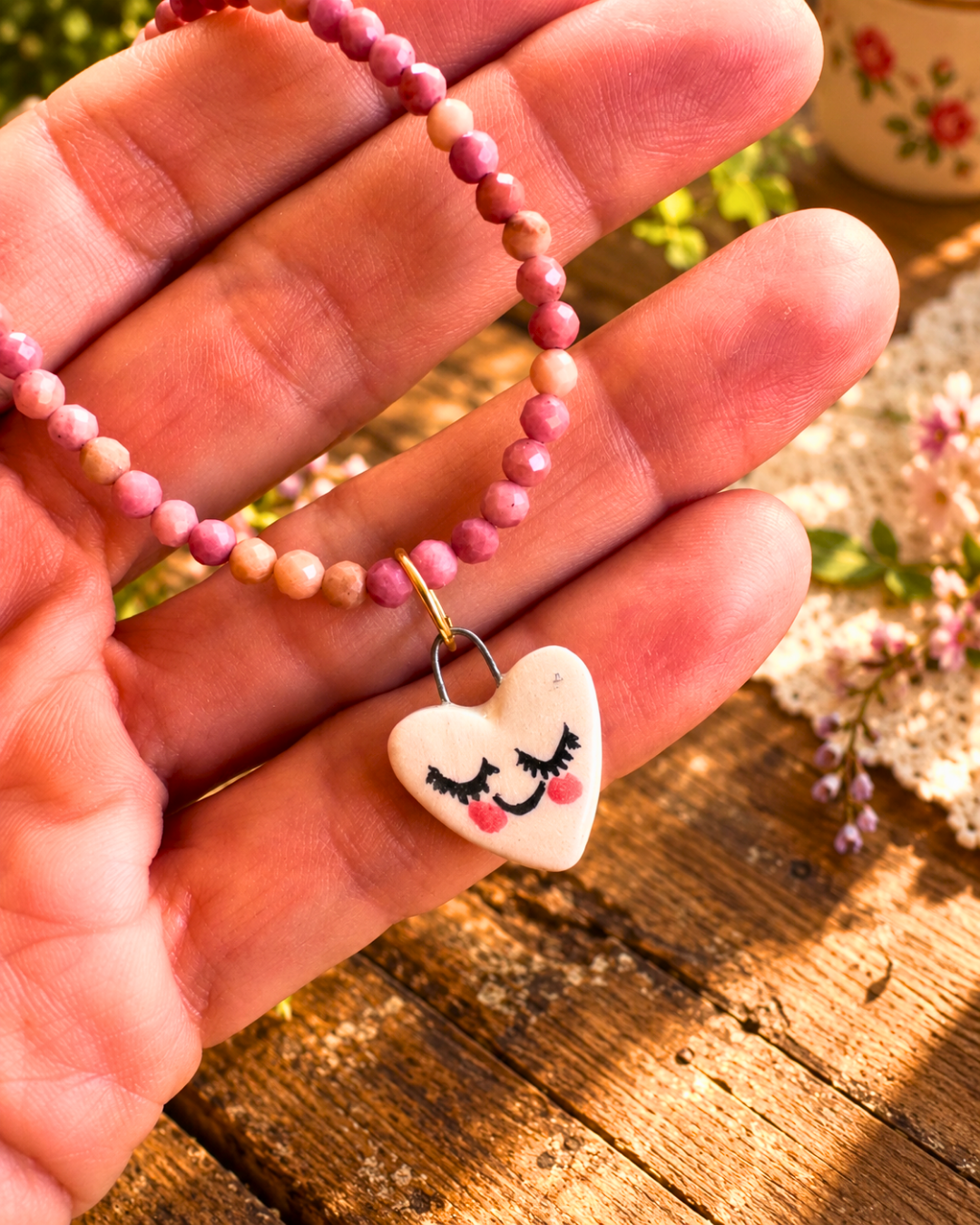 Dettaglio del ciondolo a cuore sorridente