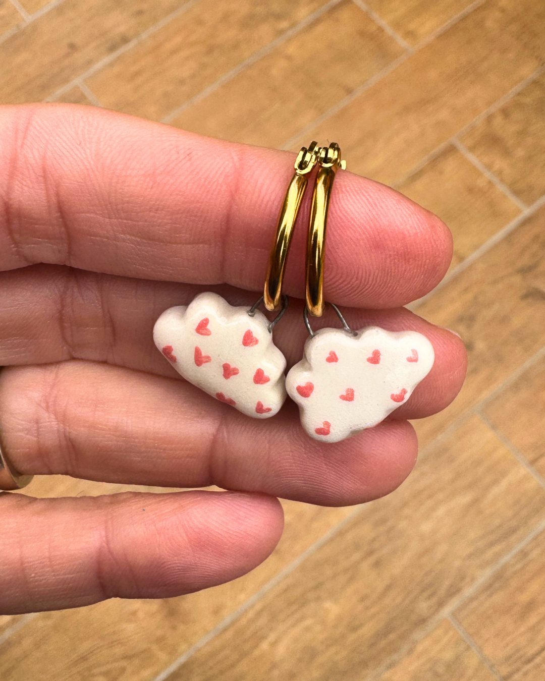 orecchini in ceramica nuvolette bianche con cuori rossi