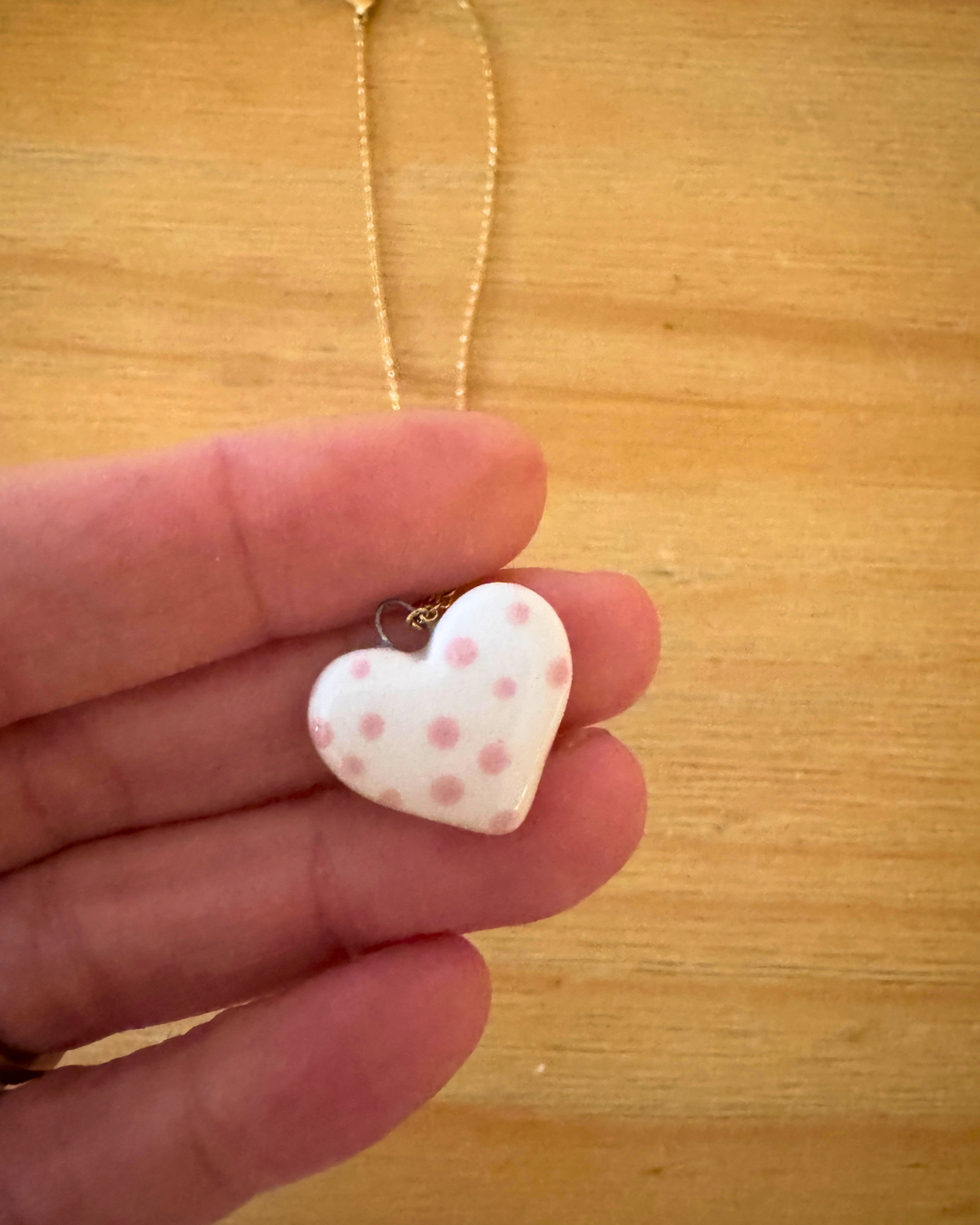 Collana dorata — Cuore bianco pois rosa