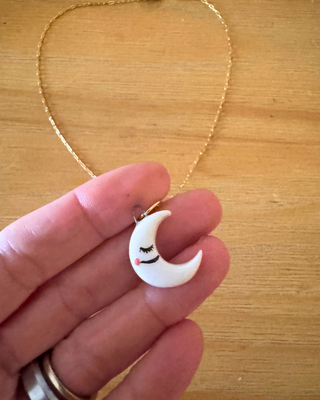 Collana dorata — Luna bianca