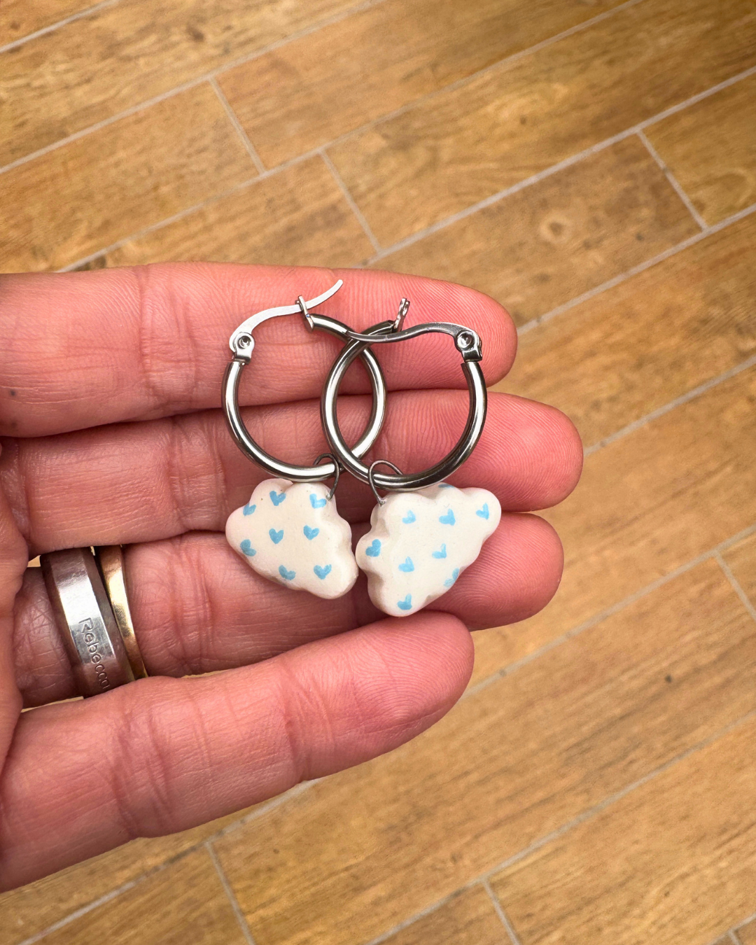 orecchini in ceramica nuvolette bianche cuori azzurri