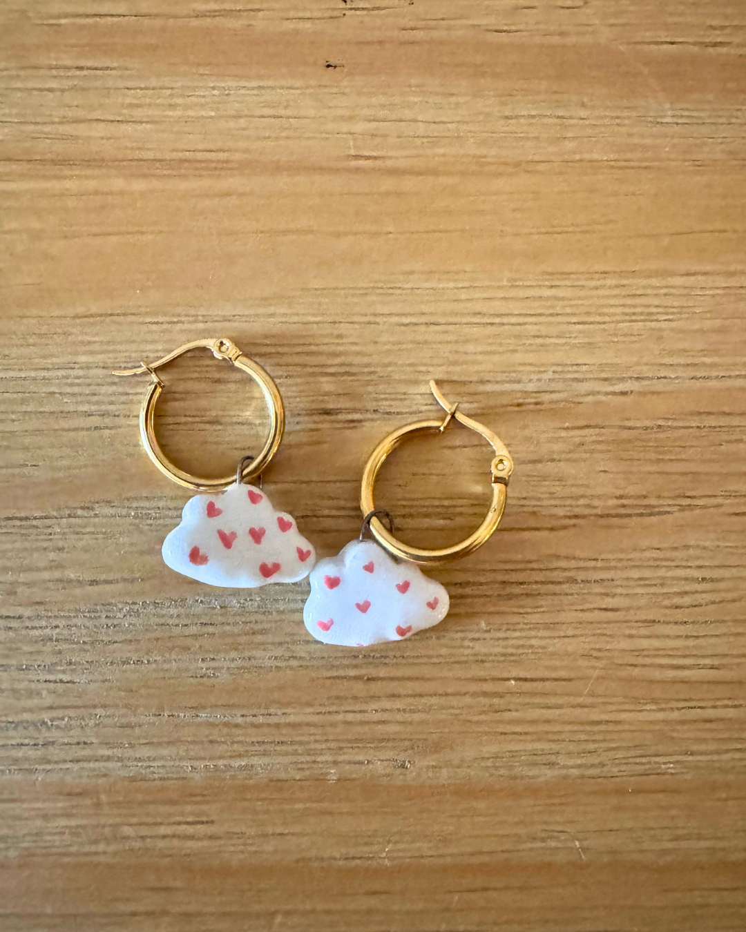 orecchini in ceramica nuvolette bianche con cuori rossi