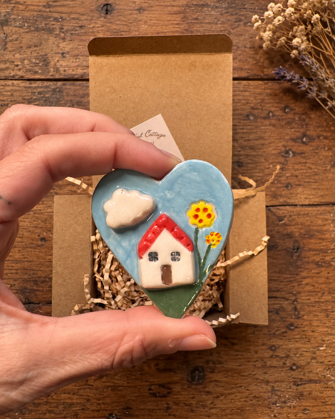 Calamita in ceramica tonda - cuore fiori gialli